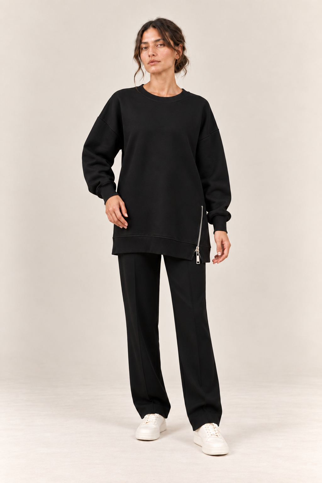 Jersey con cremallera lateral en negro, vista frontal de estudio