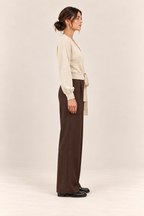Jersey cruzado con lazada lateral en crudo, vista lateral