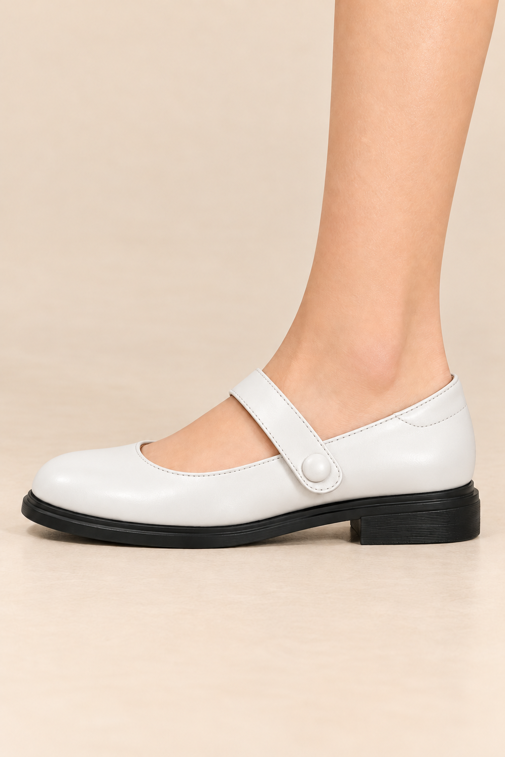 Zapatos Mary Jane planos en crudo, vista lateral