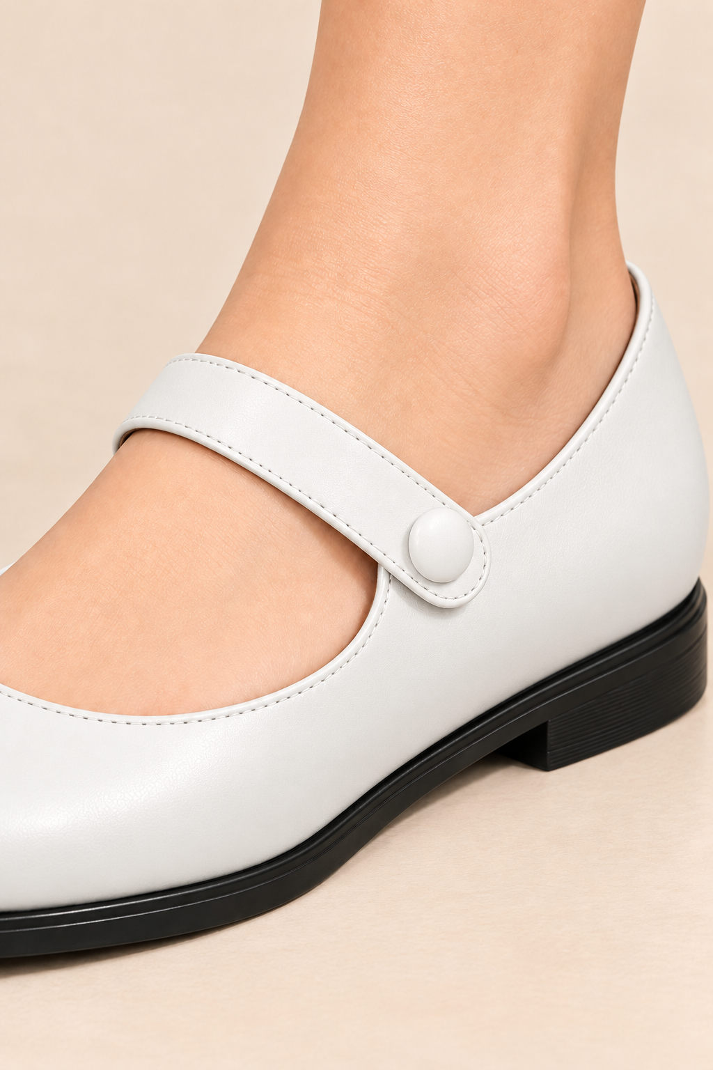 Zapatos Mary Jane planos en crudo, detalle de la tira