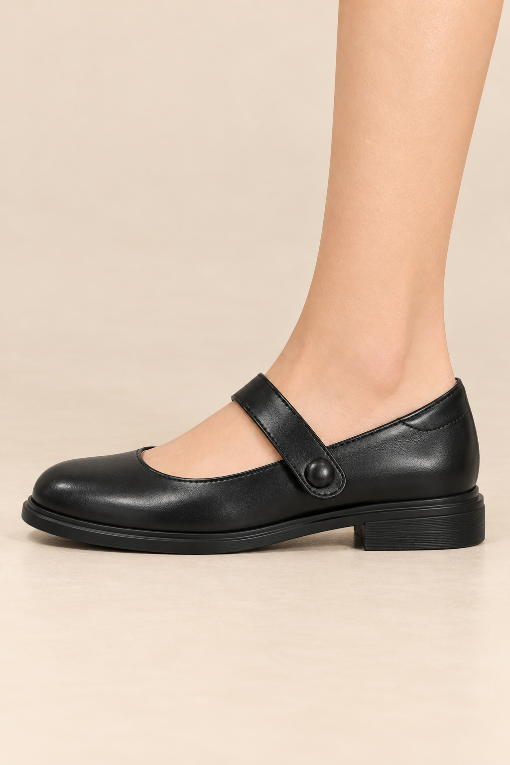 Zapatos Mary Jane planos en negro, vista lateral