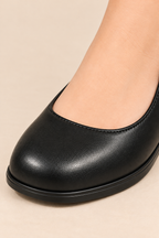 Zapatos Mary Jane planos en negro, detalle del material