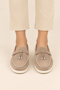 Mocasines con adorno y costuras a contraste en beige, vista frontal de estudio