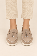 Mocasines con adorno y costuras a contraste en beige, vista frontal de estudio