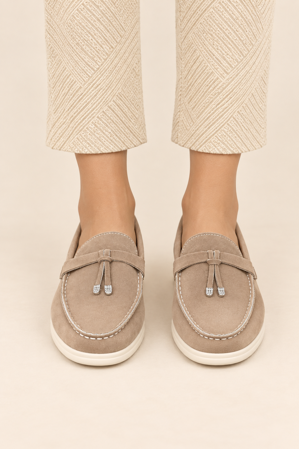 Mocasines con adorno y costuras a contraste en beige, vista frontal de estudio