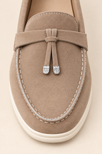 Mocasines con adorno y costuras a contraste en beige, detalle del adorno y las costuras