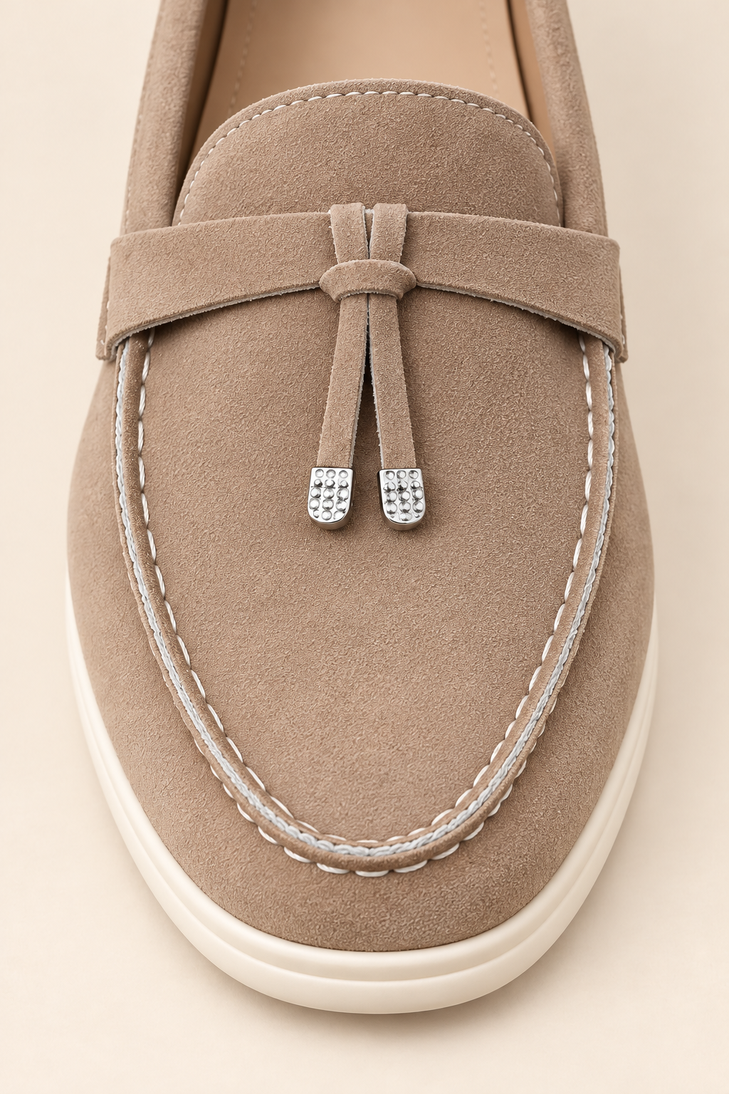 Mocasines con adorno y costuras a contraste en beige, detalle del adorno y las costuras