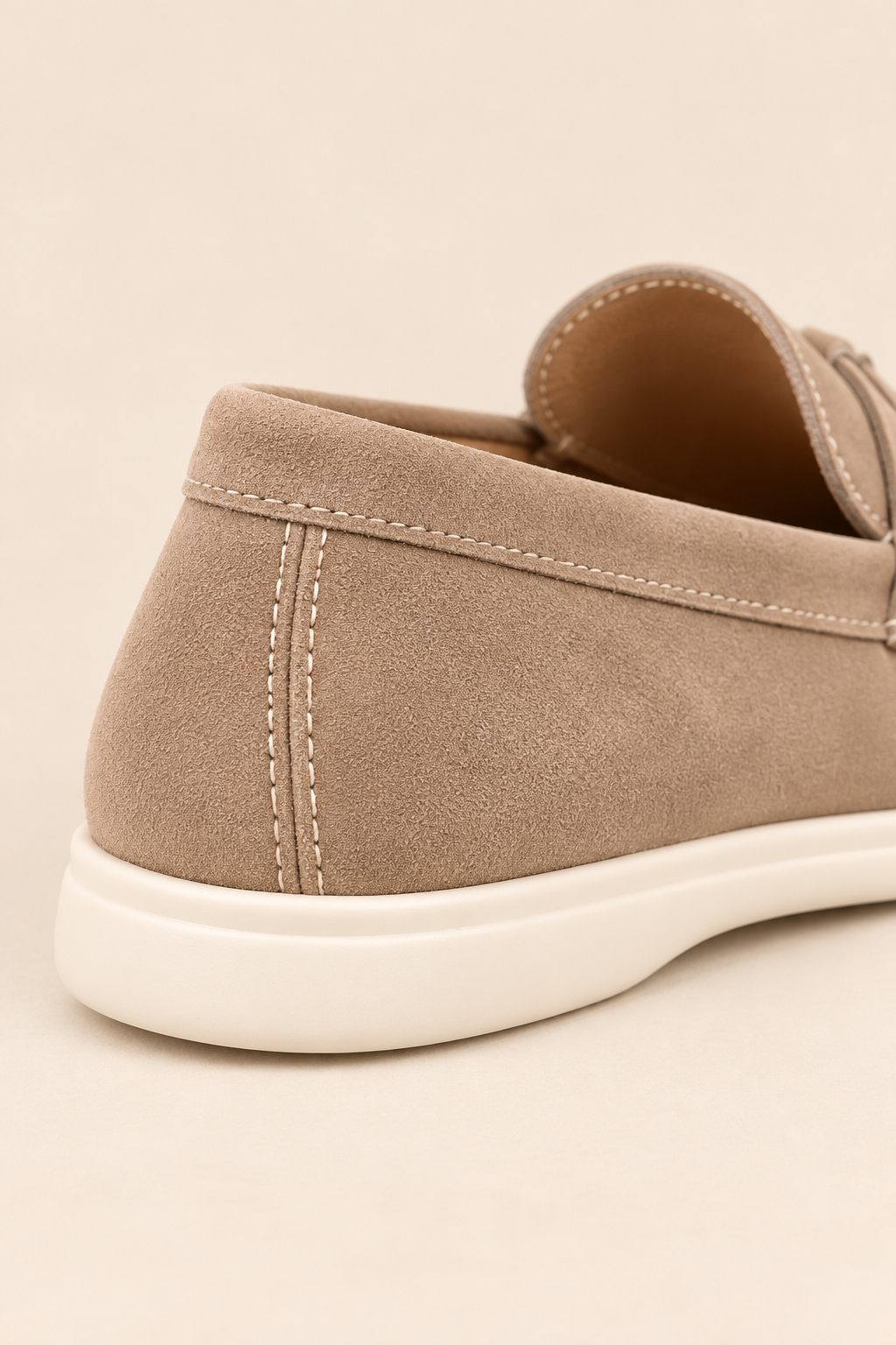 Mocasines con adorno y costuras a contraste en beige, detalle de la costura del talón