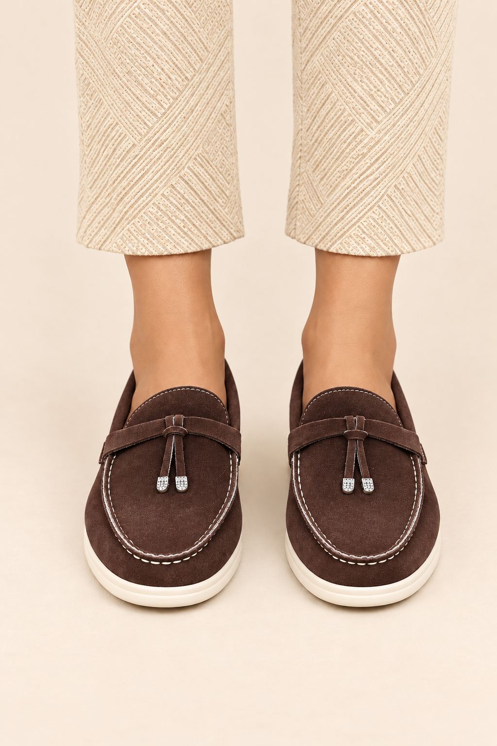 Mocasines con adorno y costuras a contraste en marrón, vista frontal de estudio