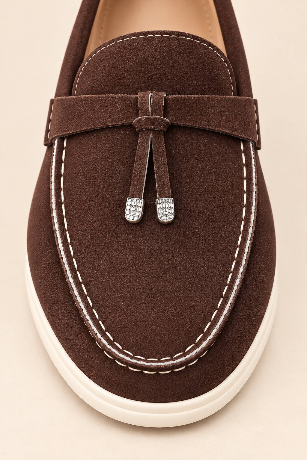 Mocasines con adorno y costuras a contraste en marrón, detalle del adorno y las costuras