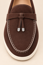Mocasines con adorno y costuras a contraste en marrón, detalle del adorno y las costuras
