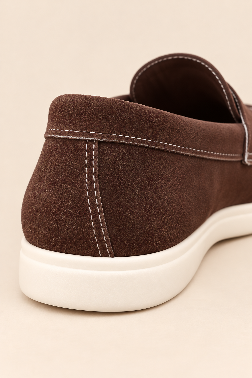 Mocasines con adorno y costuras a contraste en marrón, detalle de la costura del talón