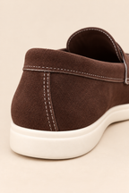 Mocasines con adorno y costuras a contraste en marrón, detalle de la costura del talón