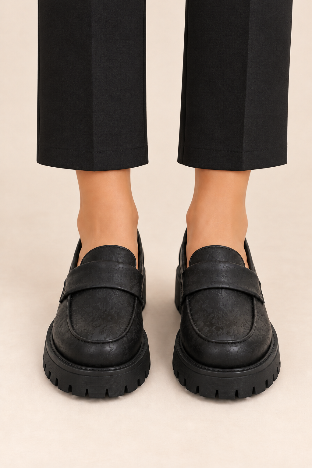 Mocasines con antifaz negros, vista frontal