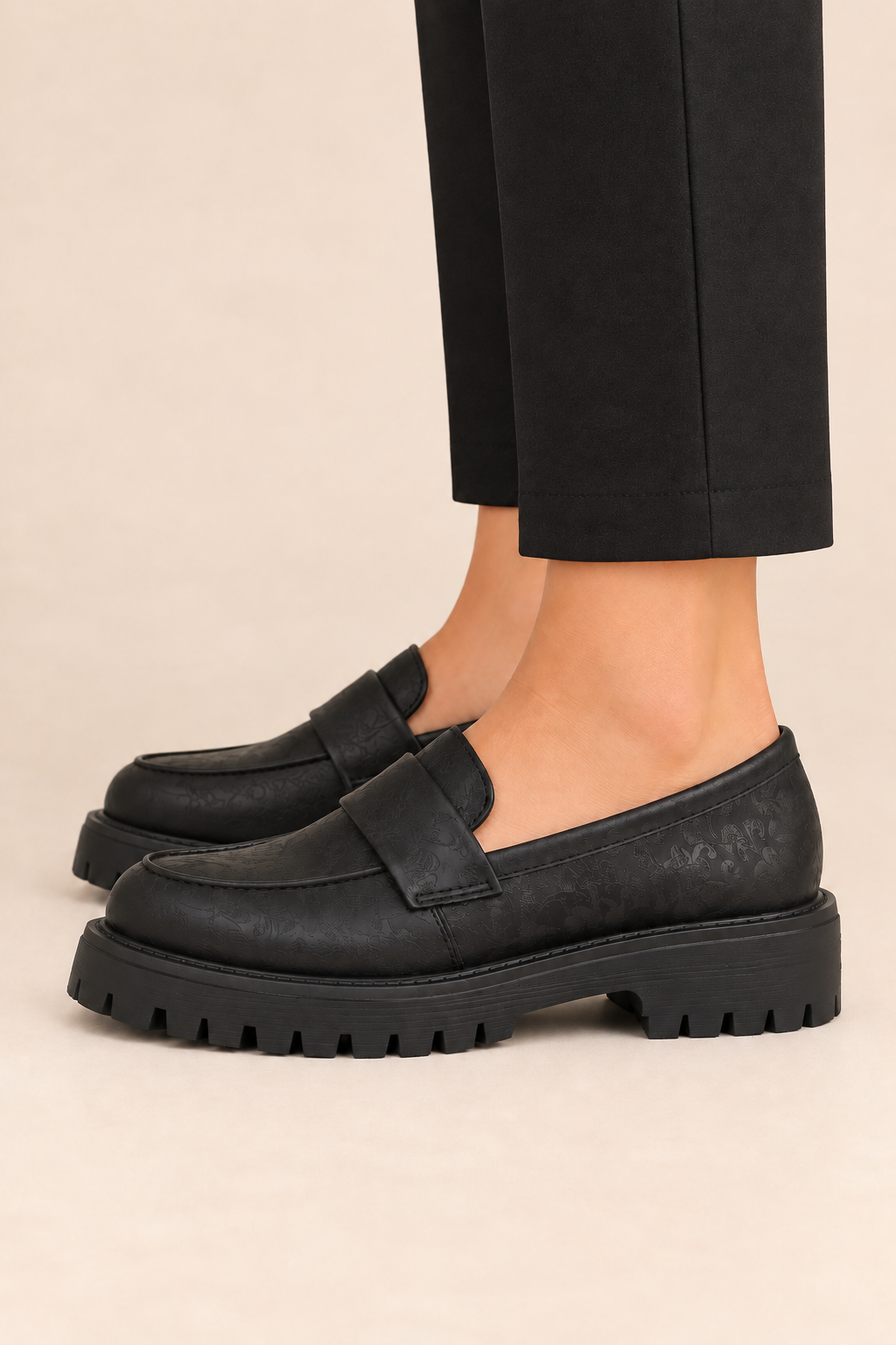 Mocasines con antifaz negros, vista lateral