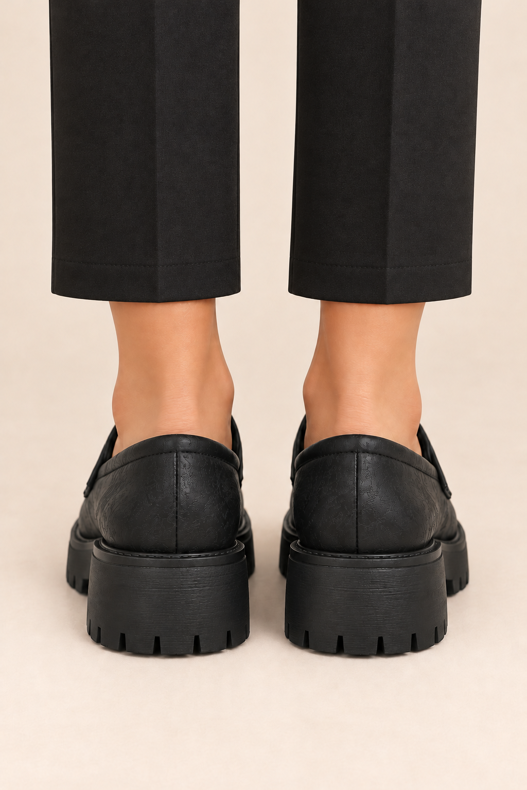 Mocasines con antifaz negros, vista trasera