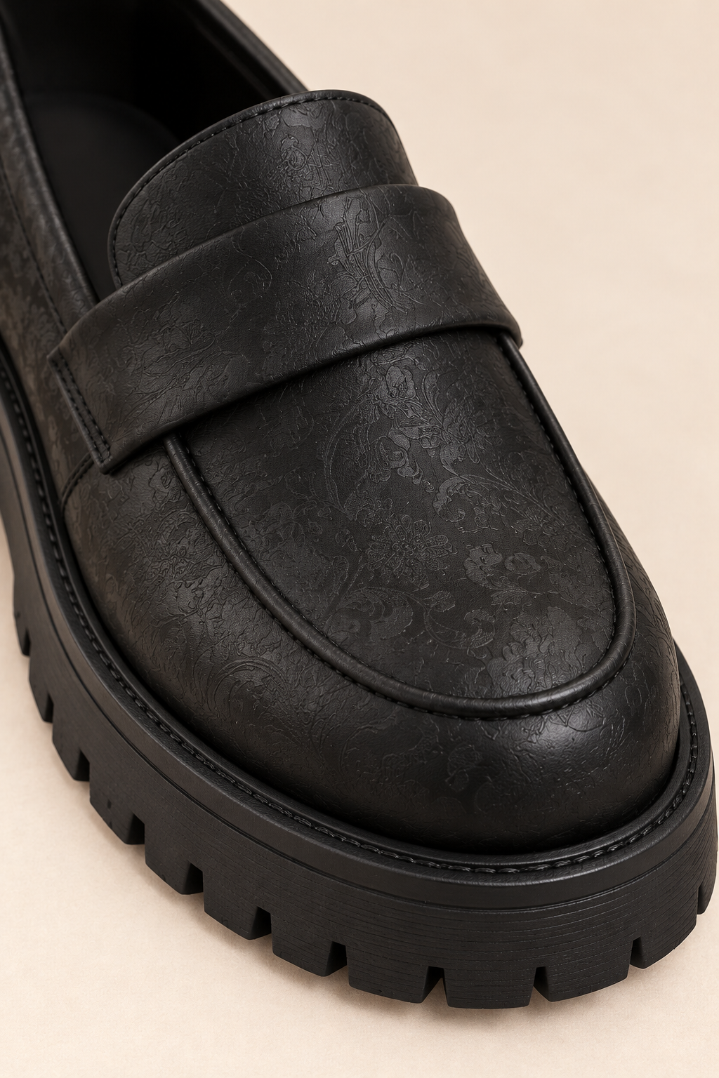 Mocasines con antifaz negros, detalle del antifaz y la puntera