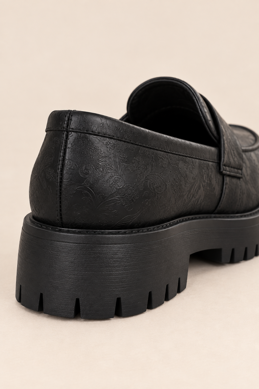 Mocasines con antifaz negros, detalle de la costura y el talón