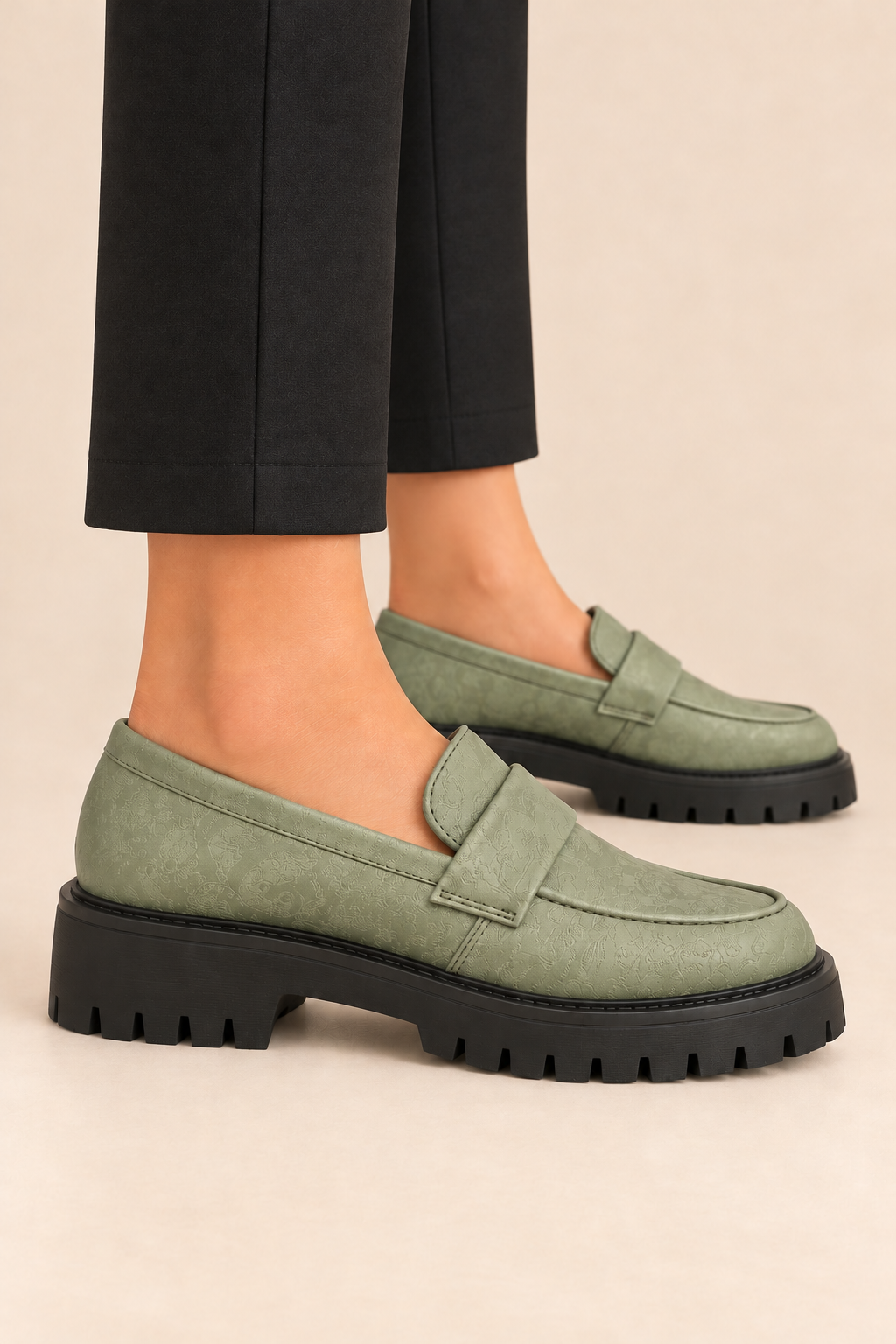 Mocasines con antifaz verdes, vista lateral