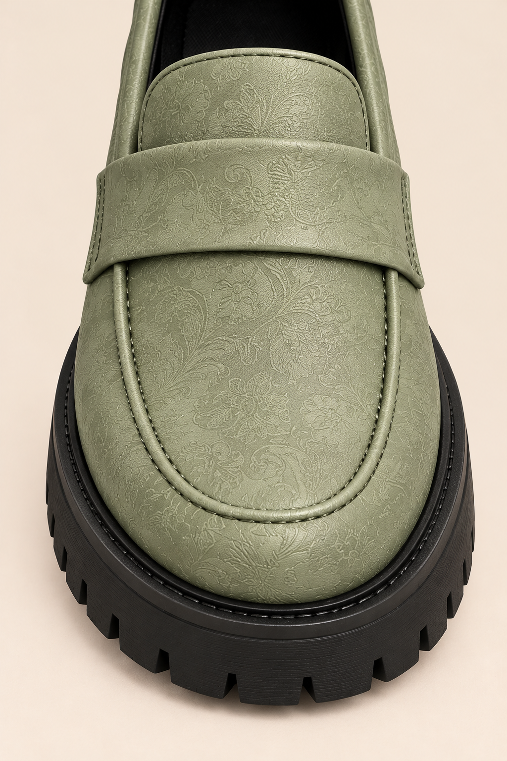 Mocasines con antifaz verdes, detalle del antifaz y la puntera
