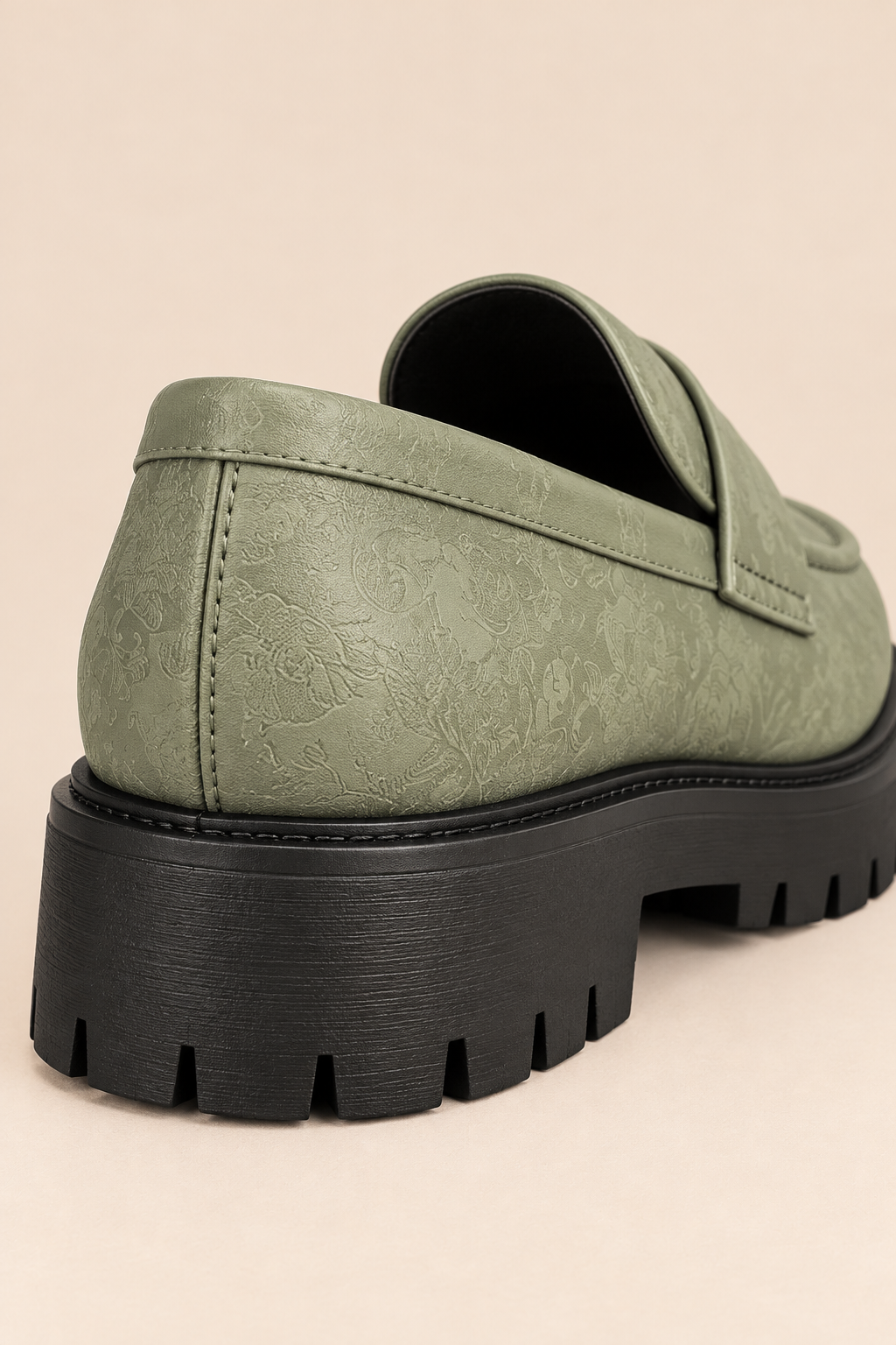 Mocasines con antifaz verdes, detalle de la costura y el talón