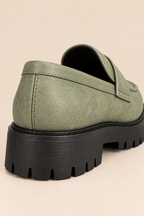 Mocasines con antifaz verdes, detalle de la costura y el talón