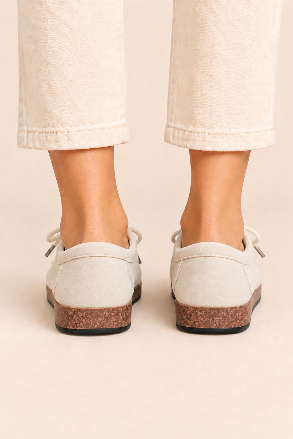 Mocasines de cordones con pespuntes en beige, vista trasera