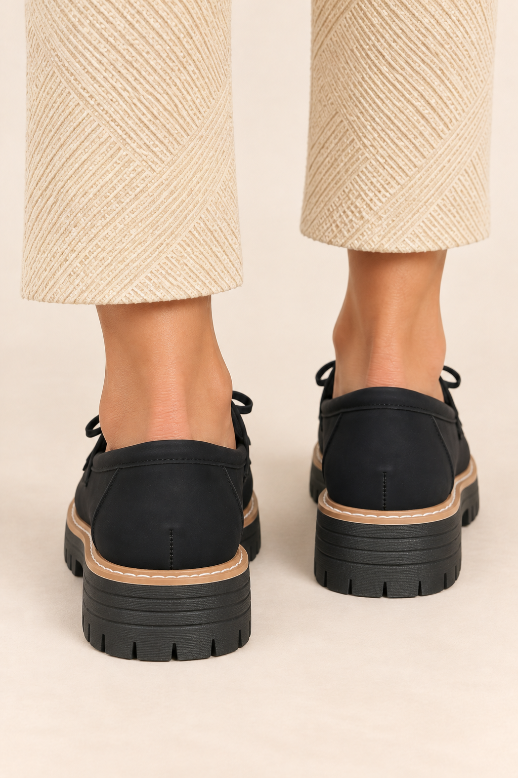 Mocasines con lazo y flecos en negro, vista trasera