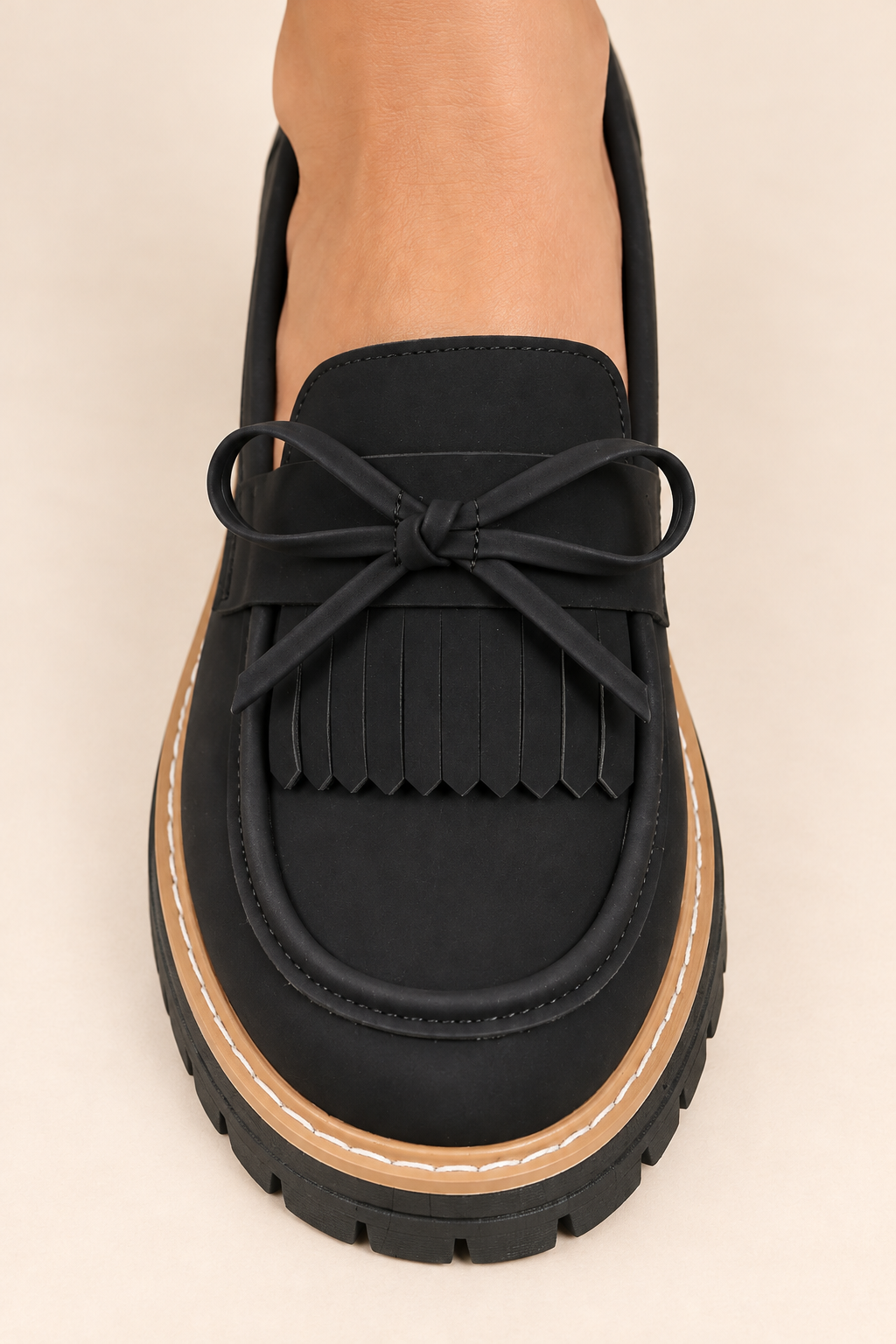 Mocasines con lazo y flecos en negro, detalle del lazo y los flecos
