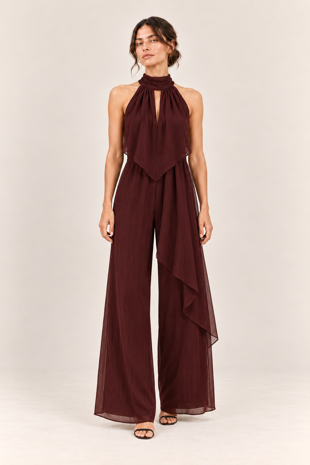 Mono halter con lazada al cuello en burdeos, vista frontal de estudio