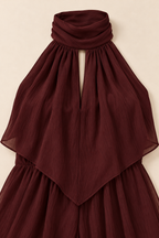 Mono halter con lazada al cuello en burdeos, detalle del cuello halter