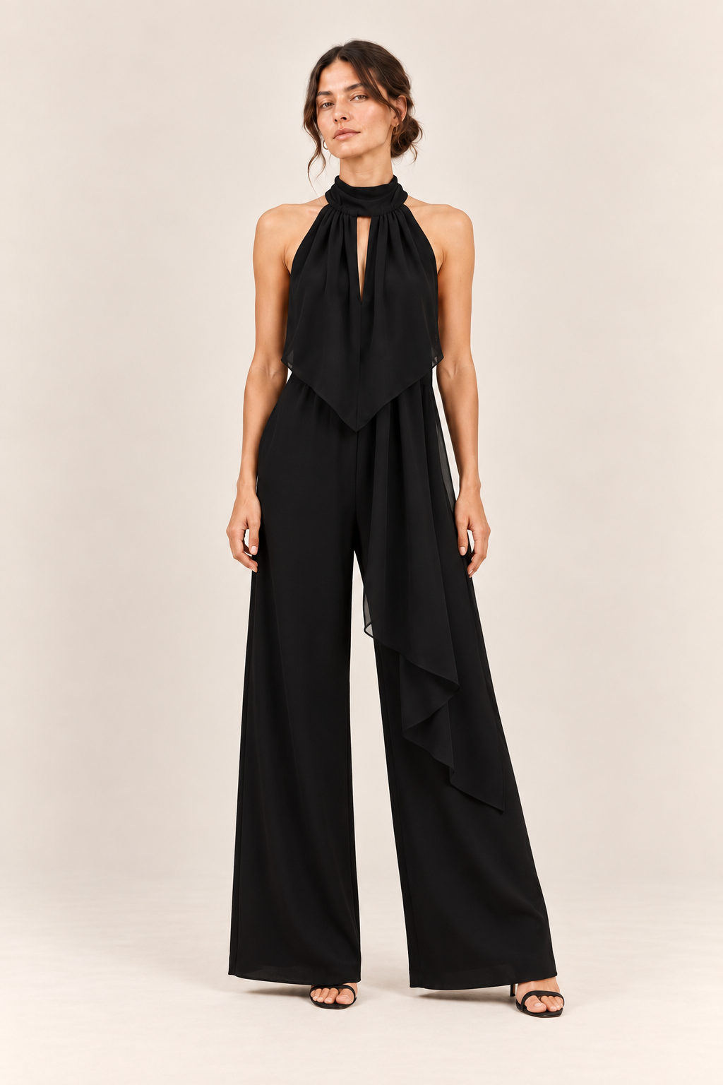Mono halter con lazada al cuello en negro, vista frontal de estudio