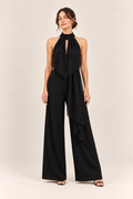 Mono halter con lazada al cuello en negro, vista frontal de estudio