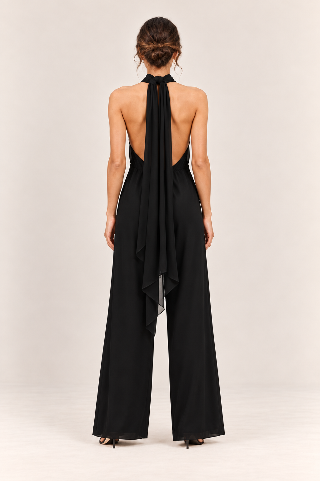 Mono halter con lazada al cuello en negro, vista trasera