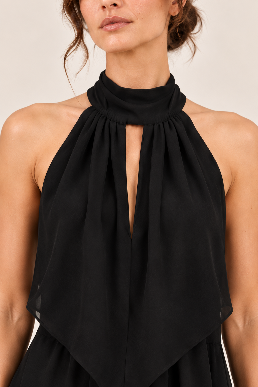 Mono halter con lazada al cuello en negro, detalle del cuello halter