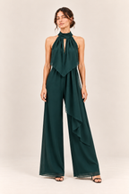 Mono halter con lazada al cuello en verde oscuro, vista frontal de estudio