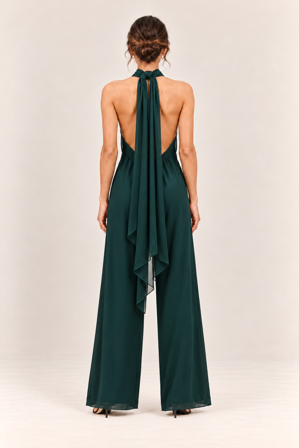 Mono halter con lazada al cuello en verde oscuro, vista trasera