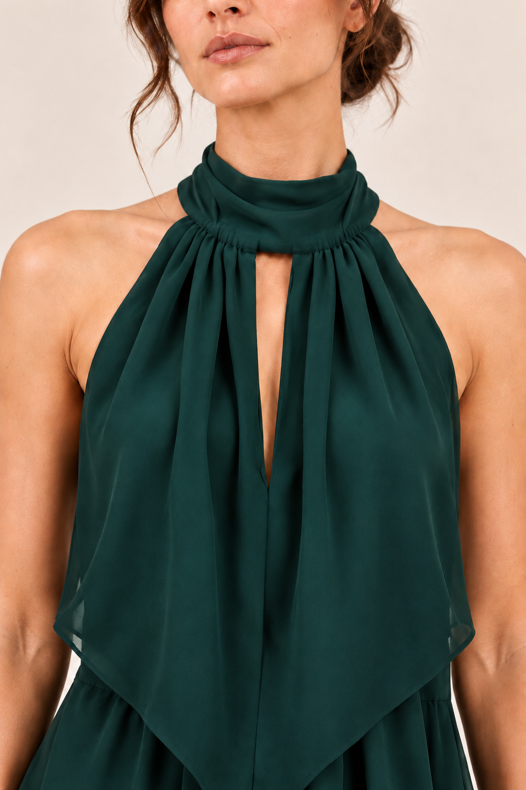 Mono halter con lazada al cuello en verde oscuro, detalle del cuello halter