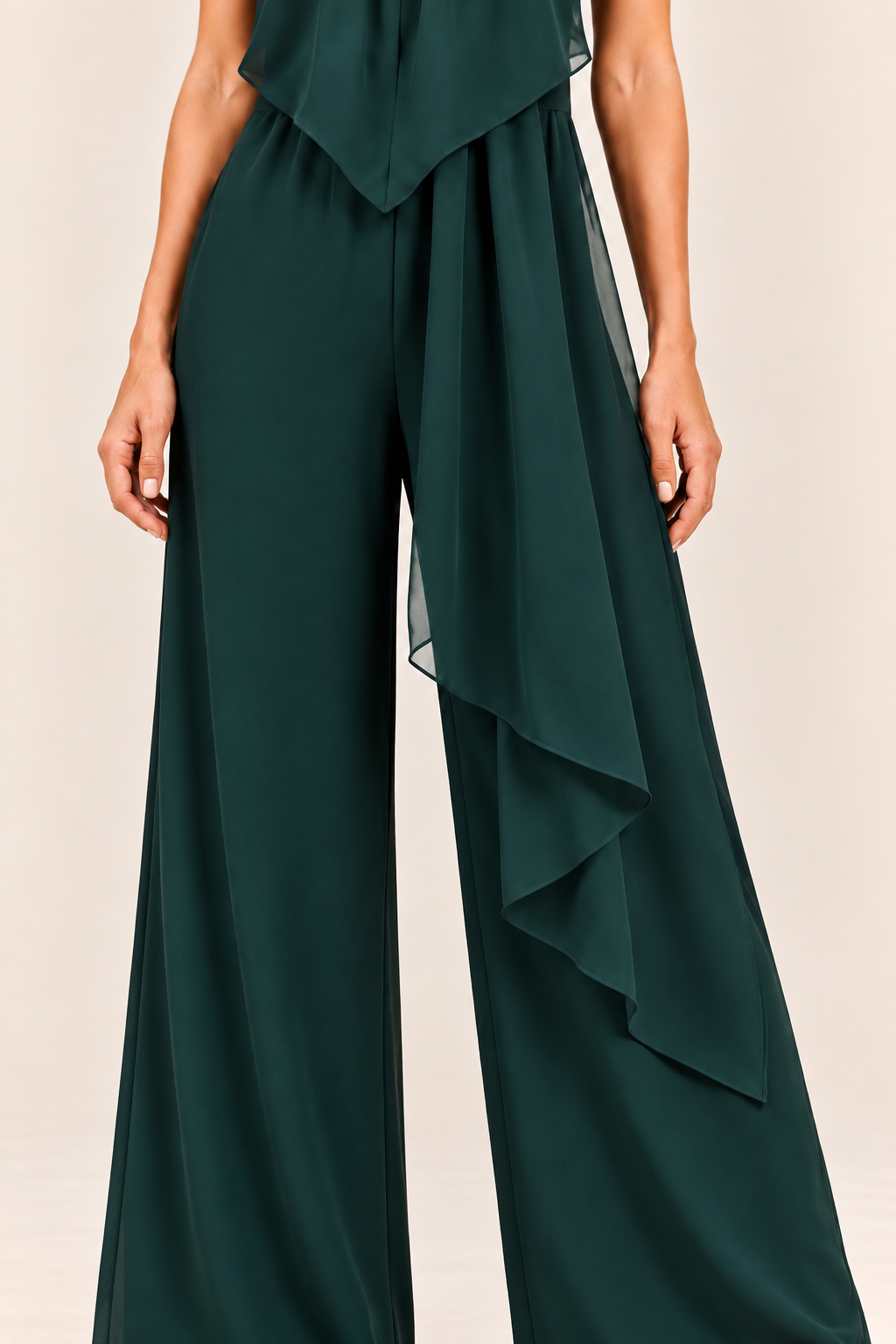 Mono halter con lazada al cuello en verde oscuro, detalle del panel asimétrico