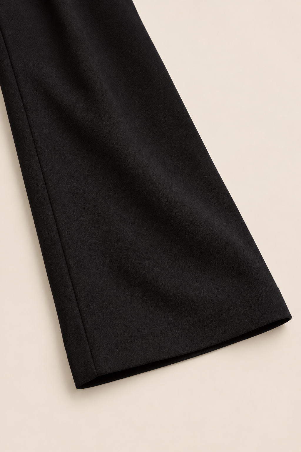 Pantalón de pierna ancha Negro, detalle del tejido y el dobladillo