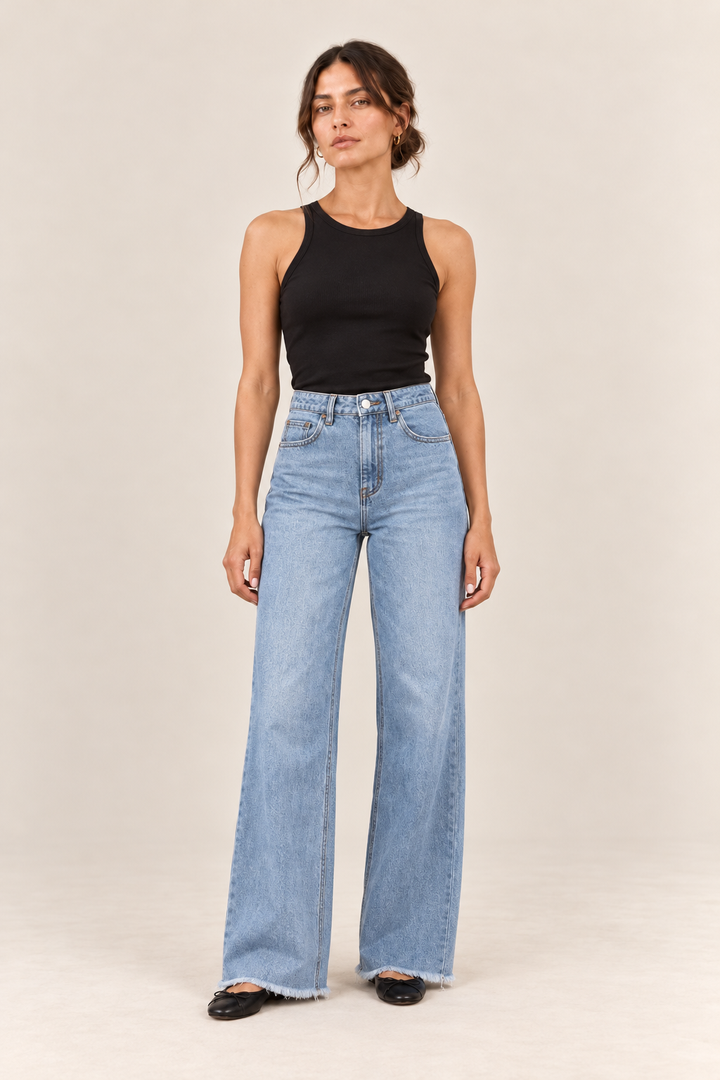 Pantalón ancho de efecto denim en azul claro, vista frontal de estudio
