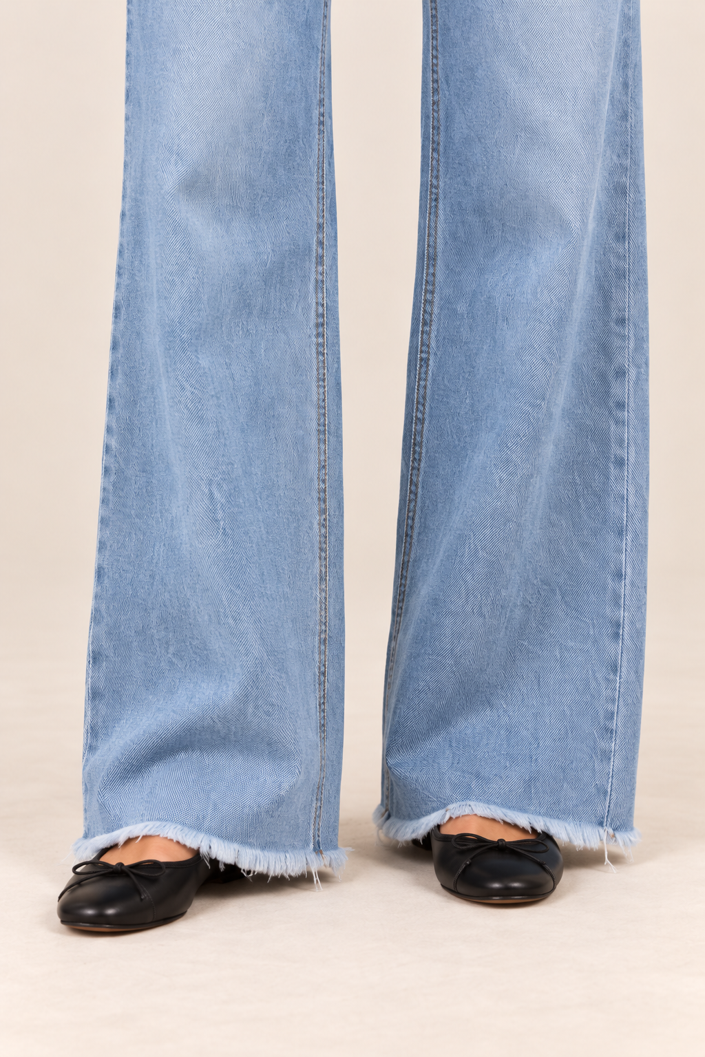 Pantalón ancho de efecto denim en azul claro, detalle del bajo