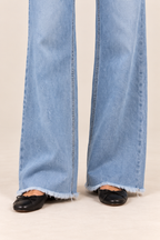 Pantalón ancho de efecto denim en azul claro, detalle del bajo