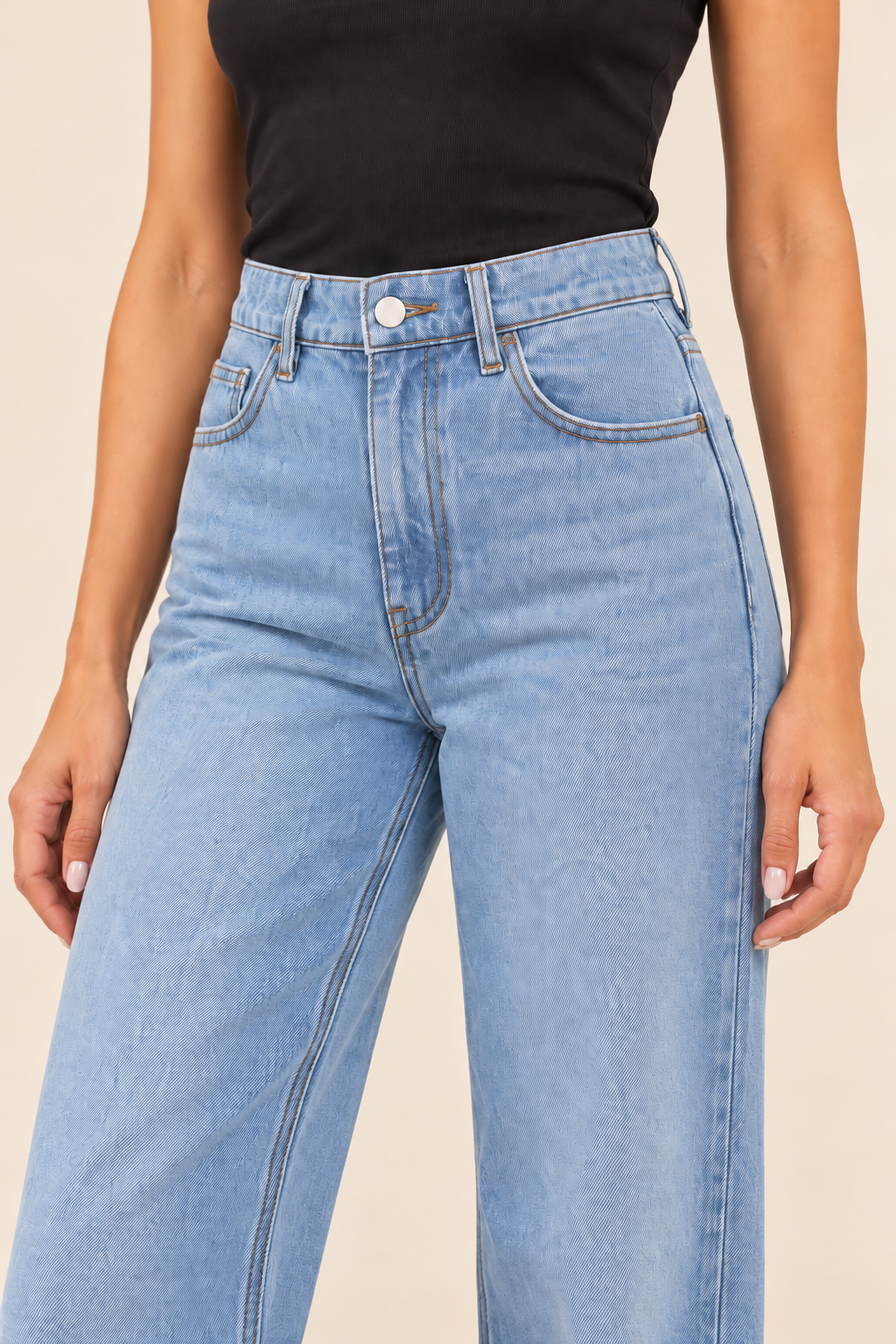 Pantalón ancho de efecto denim en azul claro, detalle de la cintura y los bolsillos