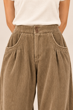 Pantalón barrel con botones laterales en marrón, detalle de cintura y botones