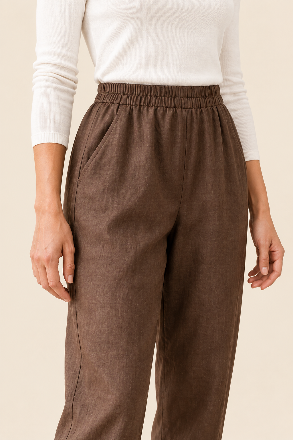 Pantalón cropped marrón, detalle cintura bolsillo