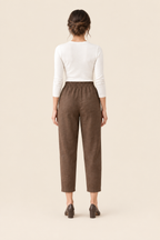 Pantalón cropped marrón, espalda