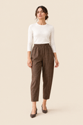 Pantalón cropped marrón, frontal