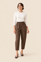 Pantalón cropped marrón, frontal