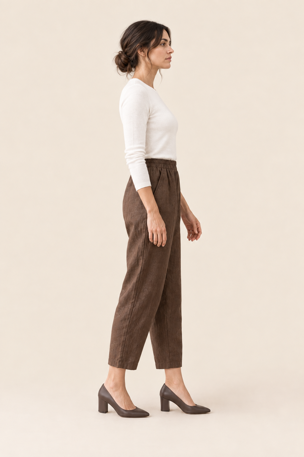 Pantalón cropped marrón, lateral